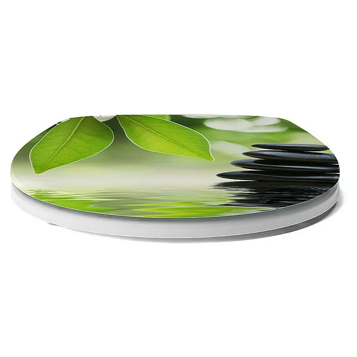 Calmwaters WC-Sitz Motiv Wellness Oase - Duroplast, Mehrfarbig, Mit Absenkautomatik - Ein WC-Sitz mit einem beruhigenden Zen-Gartenmotiv mit grünen Blättern, Steinen und Wassereffekten, der eine entspannende Atmosphäre schafft.