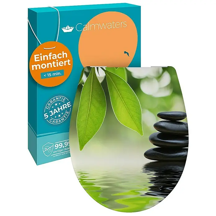 Calmwaters WC-Sitz Motiv Wellness Oase - Duroplast, Mehrfarbig, Mit Absenkautomatik - Ein Calmwaters WC-Sitz mit einem beruhigenden Design aus Blättern, Steinen und Wasser, verpackt in einem blauen Karton mit Garantiehinweisen.