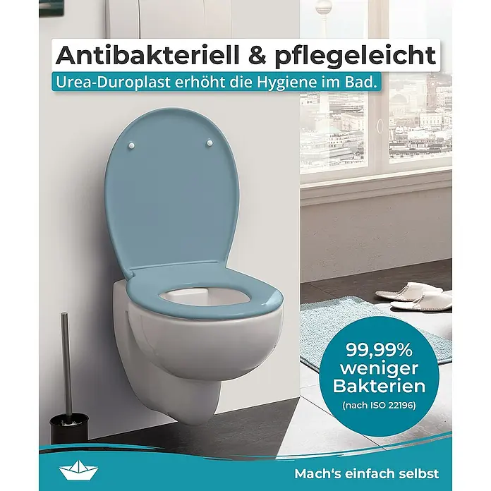Calmwaters WC-Sitz Original - Duroplast, Blau, Mit Absenkautomatik - Nahaufnahme einer Wandtoilette mit blauem antibakteriellem und pflegeleichtem Urea-Duroplast-Sitz für mehr Hygiene.