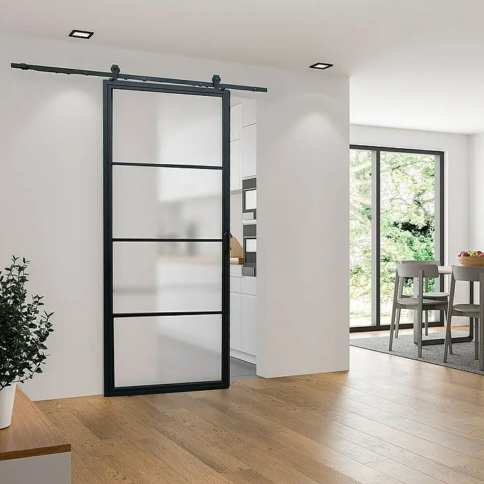 Inova Glasschiebetür Stahl Satiniert Komplettset 4 Felder Kickplatte schwarz inkl. Softclose - Satiniertes Glas - Eine moderne Schiebetür mit schwarzem Rahmen und mattiertem Glas teilt elegant den Raum und sorgt für Privatsphäre. Das Design ist schlicht und stilvoll.