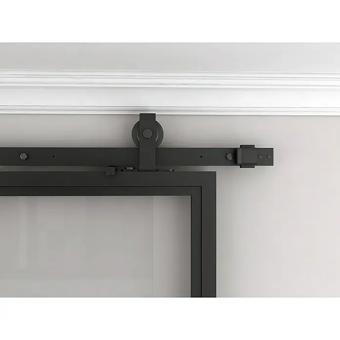 Inova Glasschiebetür Stahl Satiniert Komplettset 4 Felder Kickplatte schwarz inkl. Softclose - Satiniertes Glas - Nahaufnahme einer schwarzen Schiebetür mit Beschlägen, die an einer weißen Wand montiert ist und modernes Design zeigt.