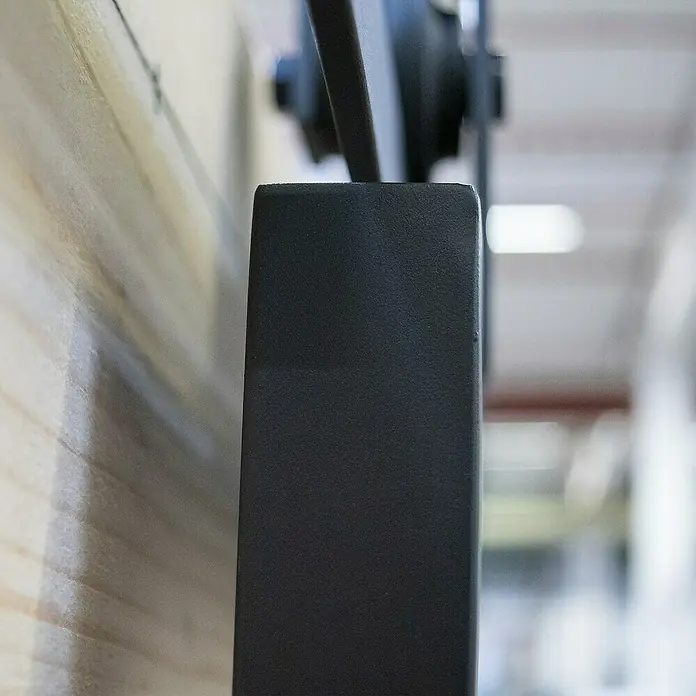 Inova Glasschiebetür Stahl Loft Satiniert Komplettset 4 Felder schwarz inkl. Softclose - Satiniertes Glas - Nahaufnahme einer eleganten, schwarzen Schiebetürbeschlags, der Funktionalität und minimalistisches Design vereint.