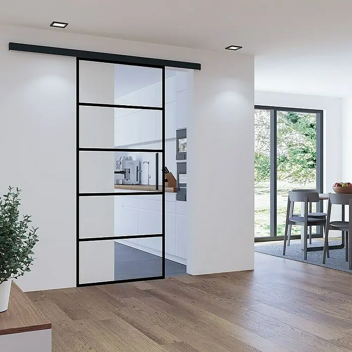 Inova Glasschiebetür Klarglas Komplettset 5 Felder schwarz inkl. Softclose -  - Eine moderne Schiebetür mit schwarzem Rahmen trennt stilvoll Küche und Essbereich. Die Glastür lässt Licht durch und schafft eine offene Atmosphäre.