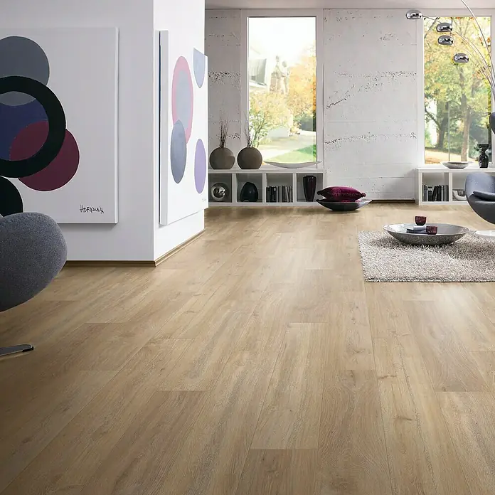 LOGOCLIC Vinto Laminat Classic Eiche Sorrent1.285 x 192 x 8 mm, Landhausdiele, Eiche Sorrent - Einladender Raum mit hellem Holzfußboden, abstrakter Kunst und natürlichem Licht, das eine moderne und stilvolle Atmosphäre schafft.