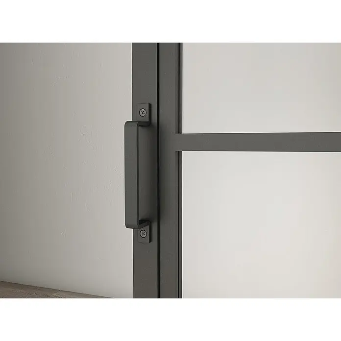 Inova Glasschiebetür Stahl Loft Klarglas Komplettset 3 Felder schwarz inkl. Softclose - Klarglas - Nahaufnahme einer modernen, grauen Glastür mit einem eleganten Türgriff. Das minimalistische Design fügt sich nahtlos in die Architektur ein.