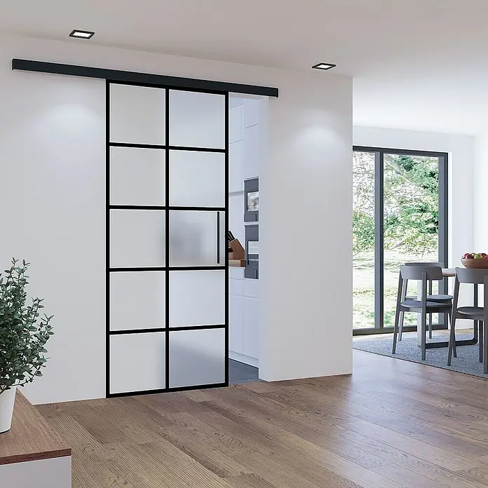 Inova Glasschiebetür Loft Komplettset ESG satiniert 1025 x 2200 mm Schwarz - 1.025 x 2.200 mm, Klarglas - Modernes Interieur mit einer Schiebetür aus Glas und schwarzem Rahmen, die Eleganz und Funktionalität in diesem hellen Raum vereint.