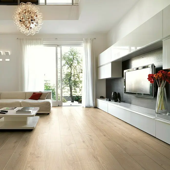 LOGOCLIC Laminatmuster Vinto Eiche Venetia - 296 x 195 x 1 mm, Landhausdiele - Helles Wohnzimmer mit Parkettboden. Der Holzboden verleiht dem Raum Wärme und Eleganz und ist ein Blickfang.
