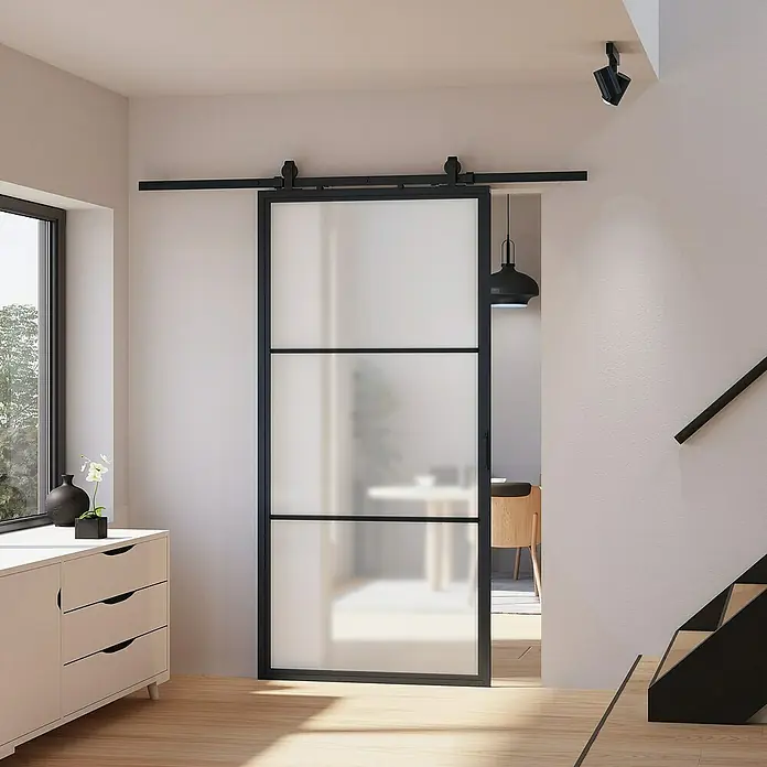 Inova Glasschiebetür Stahl Loft Satiniert Komplettset 3 Felder schwarz inkl. Softclose - Satiniertes Glas - Eine moderne Glasschiebetür mit schwarzem Rahmen, die einen stilvollen Übergang zwischen Räumen schafft und gleichzeitig Privatsphäre bietet.