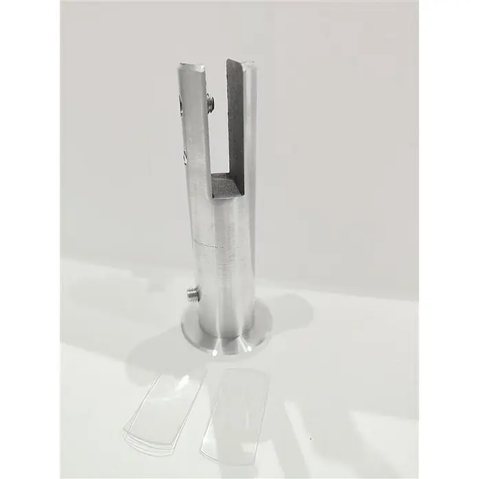 Glaszentrum Hagen Vordach - 80 x 90 x 200 cm - Produktansicht eines Edelstahl-Glaspfosten für Geländer mit transparenten Abstandshaltern. Hochwertige und sichere Geländerlösung.