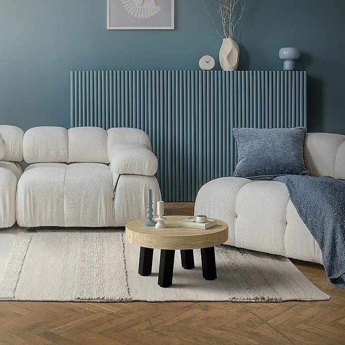 ML-Design Tischgestell 4er Set Tischbeine schräg Möbelfüße und aus Stahl - L x B x H: 14 x 14 x 30 cm, Stahl - Ein stilvolles Wohnzimmer mit einem runden Couchtisch aus hellem Holz mit schwarzen Beinen im modernen Design.