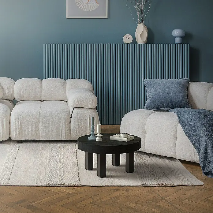 ML-Design Tischgestell 4er Set Tischkufen I-Design Möbelfüße und aus Stahl - L x B x H: 14 x 14 x 30 cm, Stahl - Wohnzimmer-Szene mit einem runden, schwarzen Couchtisch, einem weißen Sofa und einem blauen Hintergrund.