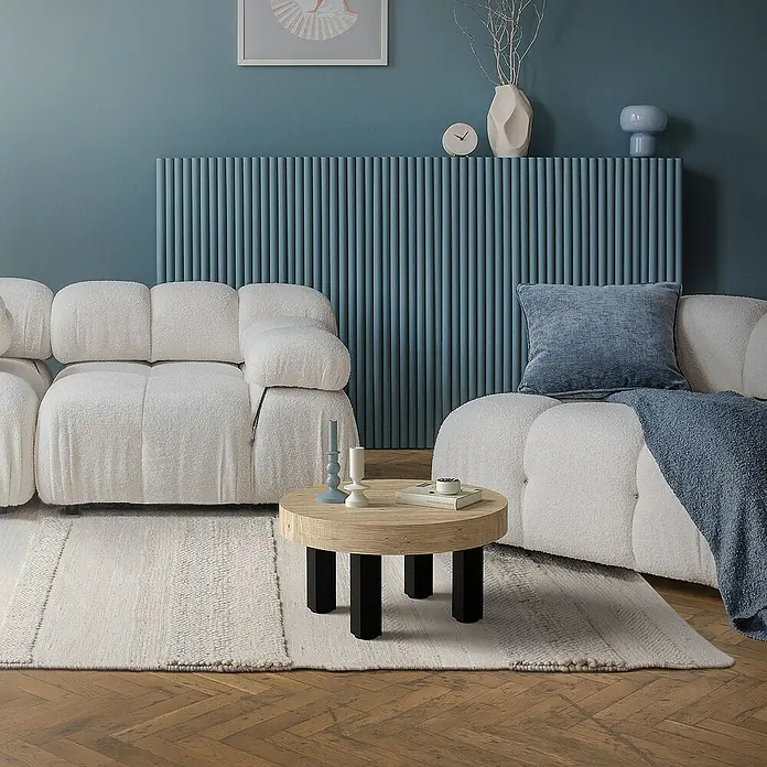 ML-Design Tischgestell 4er Set Tischkufen I-Design Möbelfüße und aus Stahl - L x B x H: 14 x 14 x 30 cm, Stahl - Gemütliches Wohnzimmer mit einem runden Couchtisch aus Holz mit schwarzen Beinen, einem weißen Sofa und einem blauen Akzent.