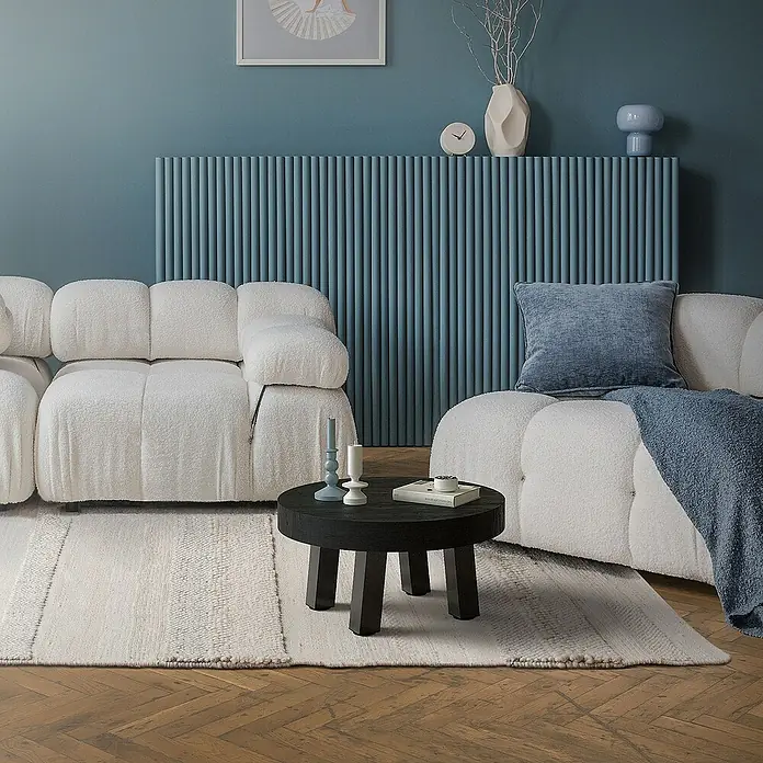 ML-Design Tischgestell 4er Set Tischbeine schräg Möbelfüße und aus Stahl - L x B x H: 14 x 14 x 30 cm, Stahl - Elegantes Wohnzimmer mit einem flauschigen, weißen Sofa und einem runden, schwarzen Couchtisch auf einem gemusterten Teppich.