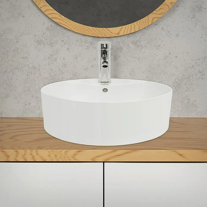 LuxeBath Aufsatzwaschbecken Handwaschbecken aus Keramik Waschtisch für Badezimmer und Gäste-WC - Ohne Spezialglasur, Weiß - Ein elegantes Aufsatzwaschbecken in Weiß, mit einer modernen Armatur, auf einer Holzplatte montiert, die auf weißen Schränken steht.