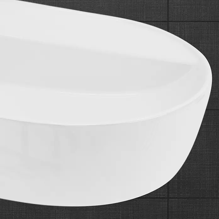 LuxeBath Aufsatzwaschbecken Waschtisch aus Keramik für Badezimmer / Gäste-WC - 40 x 80 cm, Ohne Spezialglasur, Weiß - Nahaufnahme einer eleganten, freistehenden Badewanne. Das glatte, weiße Design strahlt moderne Eleganz und Komfort für Ihr Badezimmer aus.