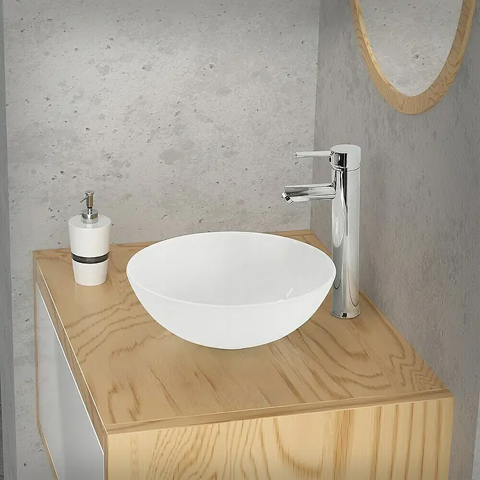 LuxeBath Aufsatzwaschbecken aus Keramik Waschtisch für Badezimmer und Gäste-WC - Ohne Spezialglasur, Weiß - Ein modernes Badezimmer Waschbecken mit Armatur, einem Seifenspender und einem hölzernen Unterschrank, perfekt für ein stilvolles Bad.