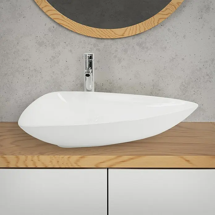 LuxeBath Aufsatzwaschbecken Waschtisch aus Keramik für Badezimmer / Gäste-WC - Ohne Spezialglasur, Weiß - Nahaufnahme eines modernen Badezimmers mit einem stilvollen, länglichen Waschbecken, das auf einem Holzunterschrank montiert ist.