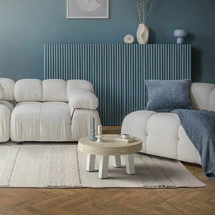 ML-Design Tischgestell 4er Set Tischbeine schräg Möbelfüße und aus Stahl - L x B x H: 14 x 14 x 30 cm, Stahl - Wohnzimmer mit modularem Sofa in Weiß, rundem Couchtisch und blauem Wandpaneel.