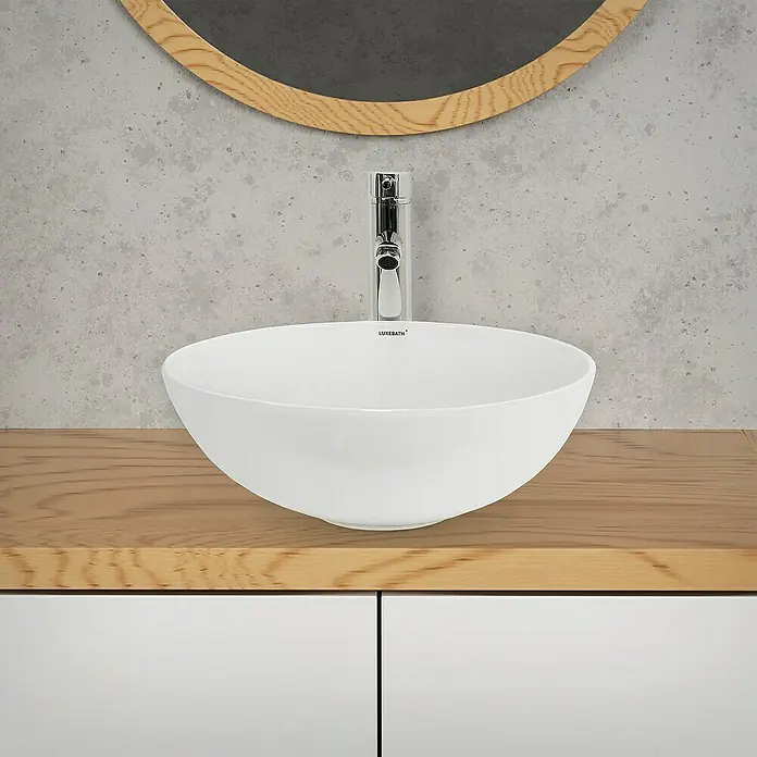 LuxeBath Aufsatzwaschbecken Aufsatzwaschtisch Handwaschbecken Rund Spülbecken - Ohne Spezialglasur, Weiß - Luxuriöses, weißes Aufsatzwaschbecken von LUXEBATH mit glänzender Armatur auf einer Holzplatte, ideal für moderne Badezimmerdesigns.