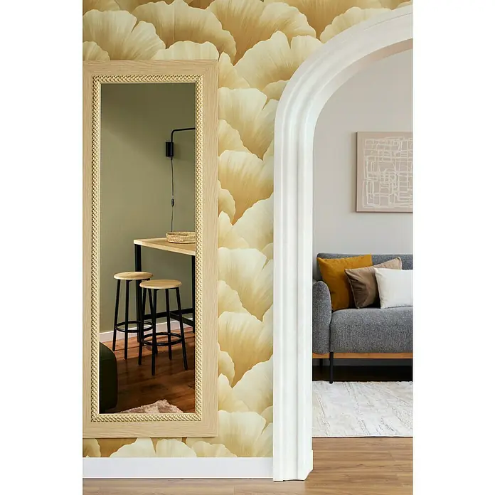 Papel pintado Geométrico - Mostaza, Gráfico, 10 x 0,53 m - La imagen muestra un espejo alto con marco de madera que refleja una habitación con taburetes y un pasaje a una sala de estar con sofá.