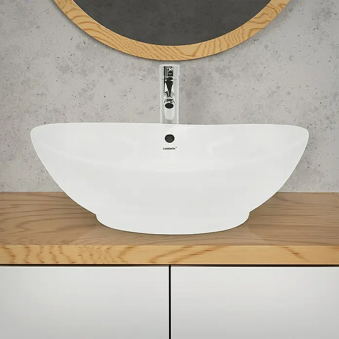 LuxeBath Aufsatzwaschbecken Aufsatzwaschtisch Waschschale Oval Weiß Spülbecken - Ohne Spezialglasur, Weiß - Elegantes Waschbecken "Luxebath" in Weiß auf einer Holzplatte montiert, mit Spiegel und Armatur.