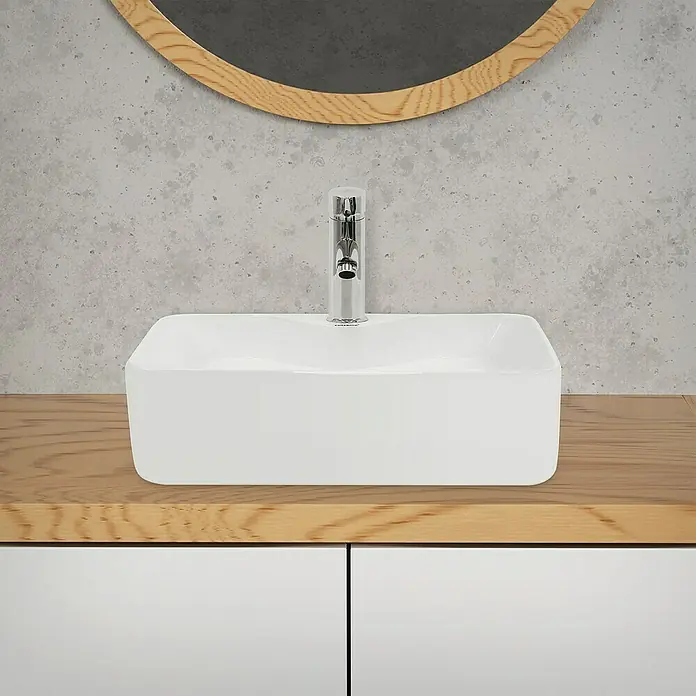 LuxeBath Aufsatzwaschbecken Aufsatzwaschtisch Waschschale Quadratisch Weiß Becken - 38 x 48 cm, Ohne Spezialglasur, Weiß - Nahaufnahme eines modernen Waschbeckens mit Armatur auf einem Holztisch mit Unterschrank und einem Spiegel.