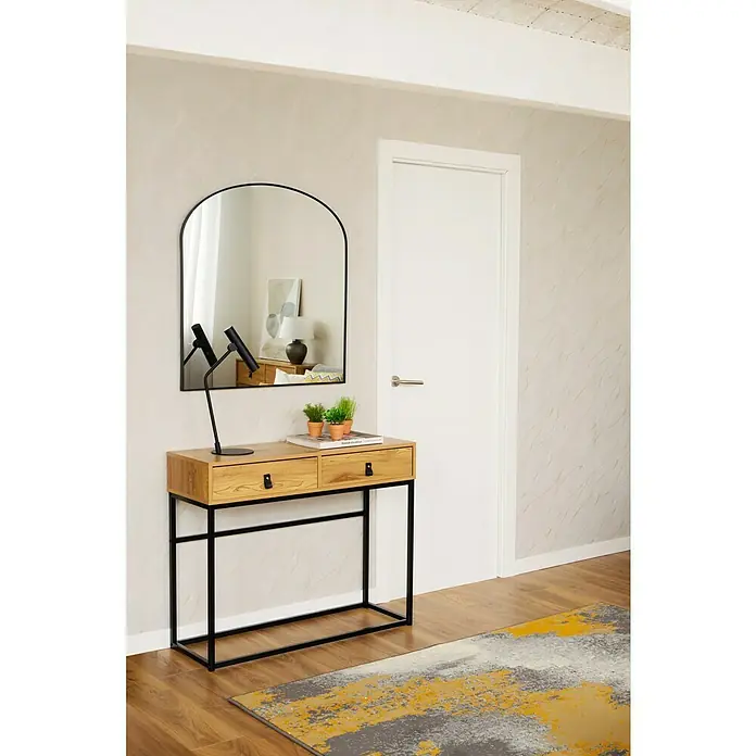 Papel pintado Texturado Mármol - Blanco, Efecto piedra, 10 x 0,53 m - Foto de interior con una consola de madera y metal, espejo y puerta, que muestra un ambiente elegante.