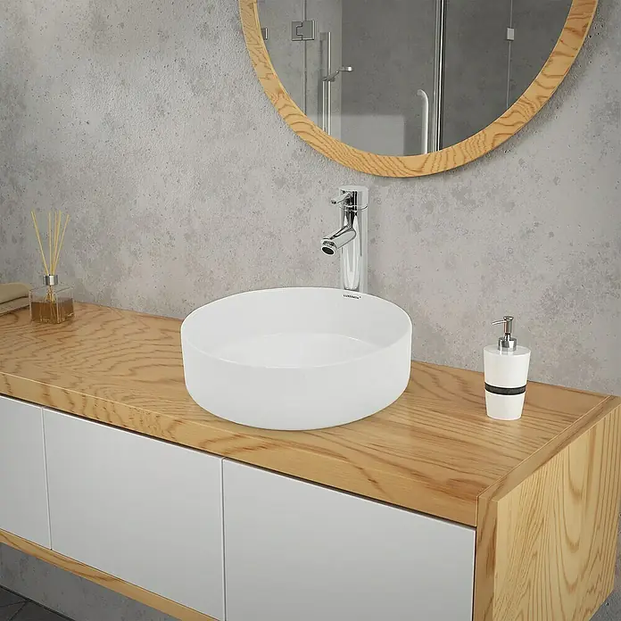 LuxeBath Aufsatzwaschbecken Aufsatzwaschtisch Handwaschbecken inkl. Ablaufgarnitur ohne Überlauf - Ohne Spezialglasur, Weiß - Ein stilvolles Badezimmer-Waschbecken mit Armatur und Seifenspender auf einem modernen Holzunterschrank.