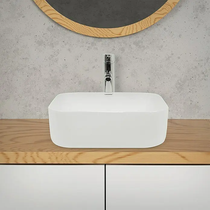 LuxeBath Aufsatzwaschbecken Aufsatzwaschtisch Weiß inkl. Ablaufgarnitur ohne Überlauf Waschschale - Ohne Spezialglasur, Weiß - Elegantes, rechteckiges Aufsatzwaschbecken in Weiß mit modernem Chromhahn und Holzelementen für ein stilvolles Badezimmer.