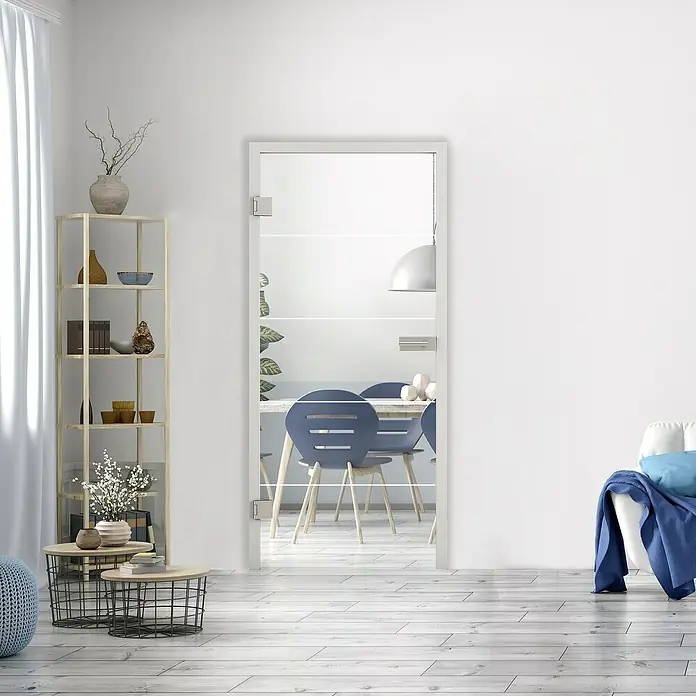 Diamond Doors Glasdrehtür 582 - 959 x 1.972 mm, DIN Anschlag: Links, Klarglas - Ein modernes Interieur mit einer eleganten Glastür, die den Blick auf den Essbereich freigibt, ergänzt durch helle Möbel und Dekoration.