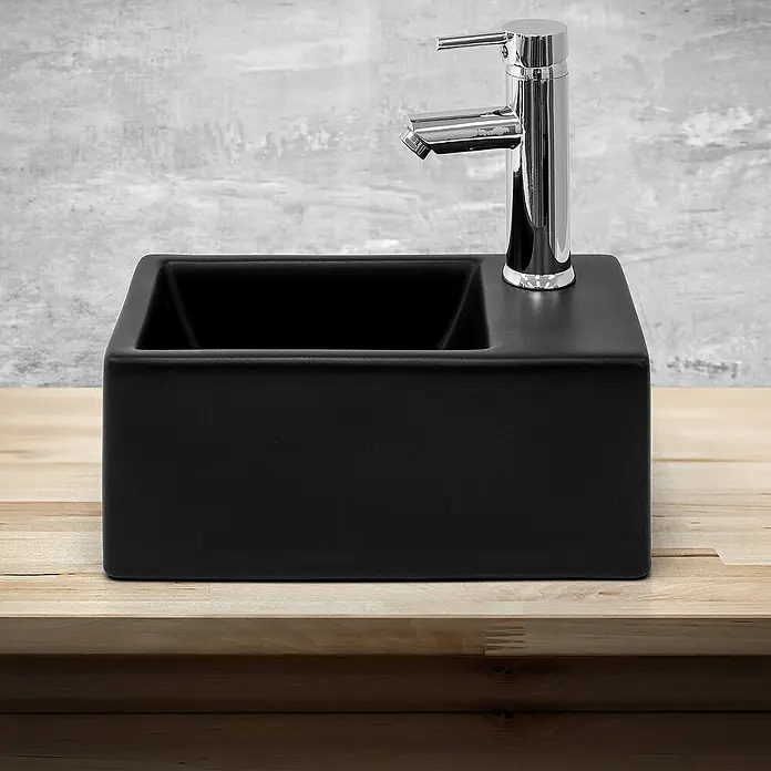 LuxeBath Aufsatzwaschbecken Handwaschbecken 35,5x20,5x12,5 cm Schwarz Ablaufgarnitur Schwarz - Ohne Spezialglasur, Schwarz - Schwarzes Waschbecken mit modernem Chromhahn auf einer hellen Holzoberfläche vor einer grauen Wand.