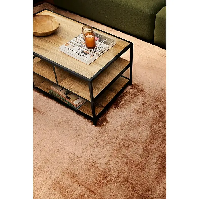 Alfombra de pelo largo Cuba - Beige, 170 x 120 cm, 100% Poliéster - Primer plano de una mesa de centro moderna con tapa de madera, estructura metálica y estantes sobre una alfombra suave.