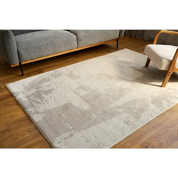 Alfombra de pelo corto Brochazos - Natural, 110 x 60 cm, 100% Poliéster - Primer plano de una alfombra beige con un estampado abstracto, que añade un toque de elegancia y estilo a cualquier estancia.