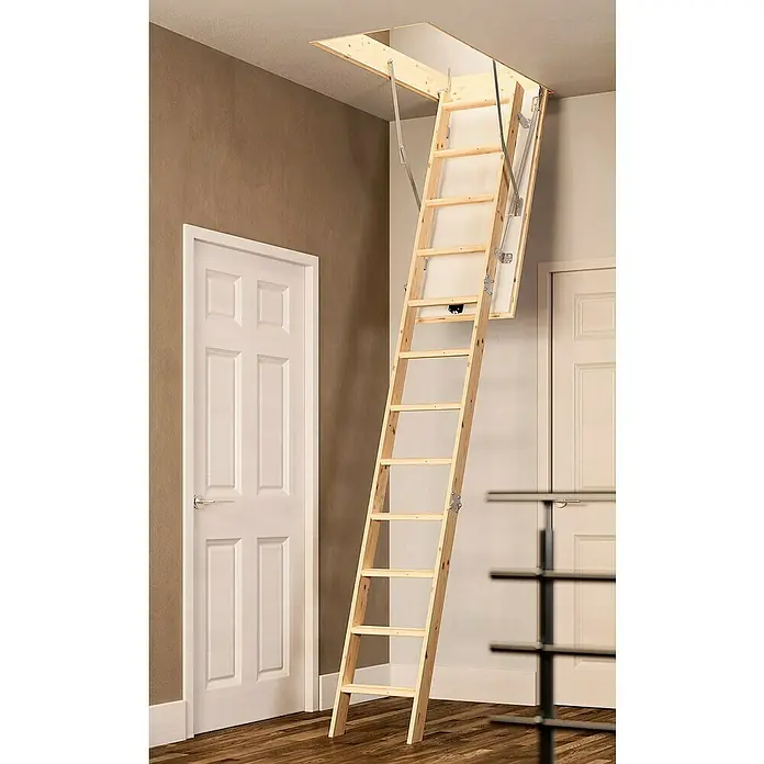 Dolle Bodentreppe Pur - 130 x 60 cm, Wärmedämmung: 1,6 W/(m²K) - Eine hölzerne Dachbodentreppe ist ausgeklappt und führt nach oben zum Dachboden. Die Treppe ist hell und hat Sprossen für den Aufstieg.