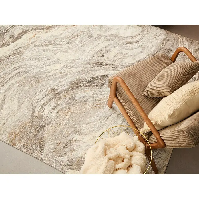 Alfombra de pelo corto Mármol - Gris, 190 x 135 cm, 100% Poliéster - Una elegante alfombra gris con diseño de mármol, combinada con una silla acogedora, cojines suaves y una manta.
