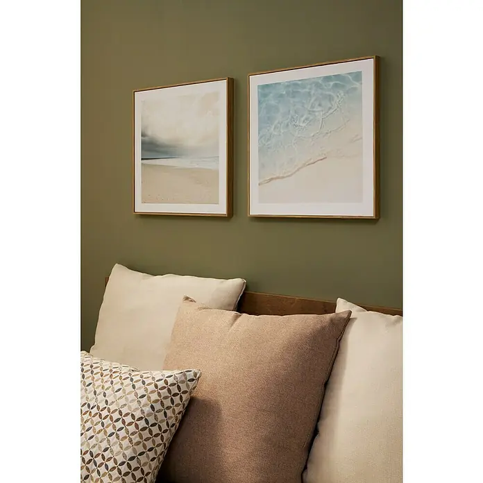 Cuadro Agua Playa - An x Al: 40 x 40 cm, 1 pzs. - Dos láminas artísticas de playa enmarcadas con almohadas en la cama, creando un ambiente tranquilo y acogedor.