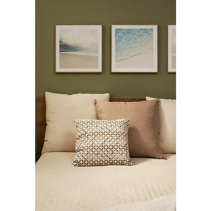 Cuadro Agua Playa - An x Al: 40 x 40 cm, 1 pzs. - Primer plano de cojines decorativos en una cama, mostrando patrones y texturas que crean un ambiente acogedor y atractivo.