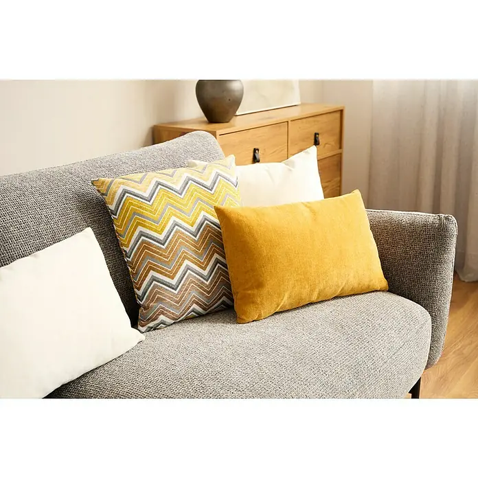 Cojín Zigzag - 45 x 45 cm, Textil, Ocre, Cuadrado - Primer plano de cojines de sofá en tonos de amarillo y gris, con diseños estampados y textura.