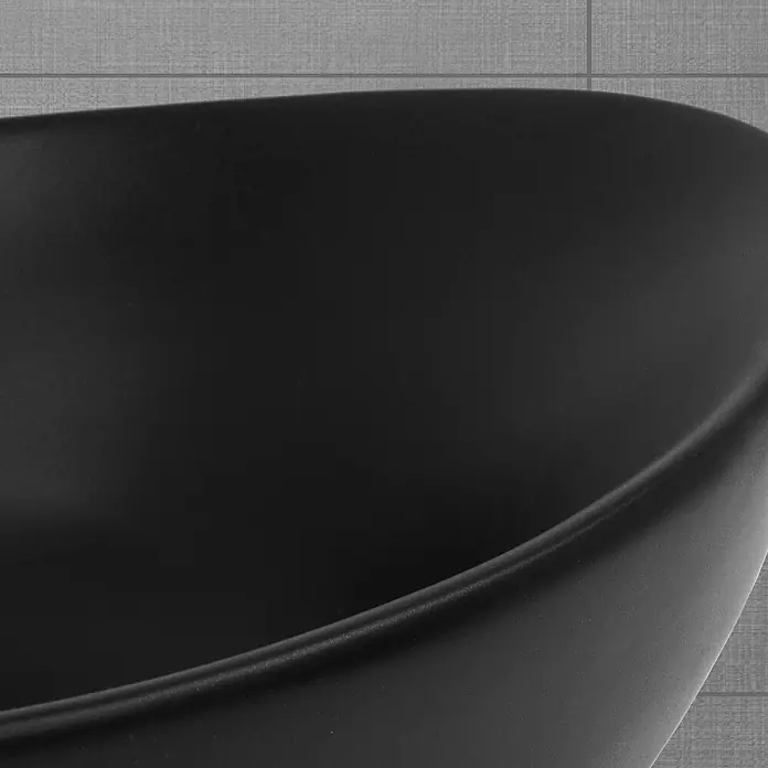 LuxeBath Aufsatzwaschbecken Handwaschbecken Schwarz inkl. Ablaufgarnitur mit Überlauf - Ohne Spezialglasur, Schwarz - Nahaufnahme einer schwarzen Badewanne, die Eleganz und modernes Design in Ihrem Badezimmer verspricht. Die glatte Oberfläche lädt zum Entspannen ein.