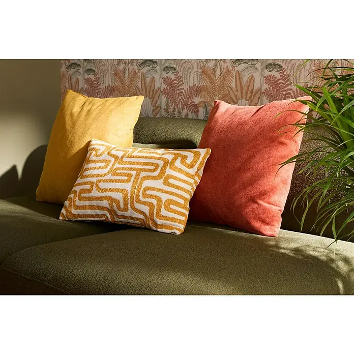 Cojín Art - 50 x 30 cm, Textil, Mostaza, Rectangular - Arreglo de cojines amarillos, naranjas y con estampados geométricos sobre un sofá verde, creando un ambiente acogedor y elegante.
