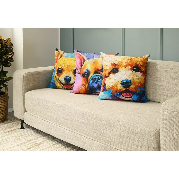 Cojín Caniche - 45 x 45 cm, Textil, Multicolor, Cuadrado - Cojines decorativos con motivos de perros en un sofá, creando un ambiente acogedor y amigable con los animales. Los cojines son coloridos y expresivos.