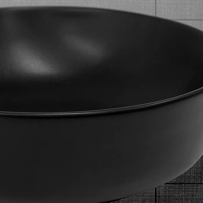 LuxeBath Aufsatzwaschbecken Aufsatzwaschtisch Handwaschbecken inkl. Ablaufgarnitur ohne Überlauf - Ohne Spezialglasur, Schwarz - Nahaufnahme einer eleganten schwarzen Schale, die ihre minimalistische Form und die subtile Textur betont.