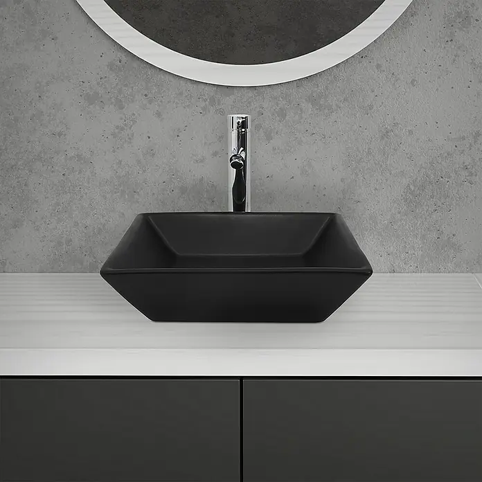 LuxeBath Aufsatzwaschbecken Handwaschbecken Schwarz inkl. Ablaufgarnitur ohne Überlauf - Ohne Spezialglasur, Schwarz - Elegantes Badezimmer-Setup mit einem modernen, quadratischen, schwarzen Aufsatzwaschbecken und einem schlanken Chromhahn, der Stil und Funktionalität vereint.