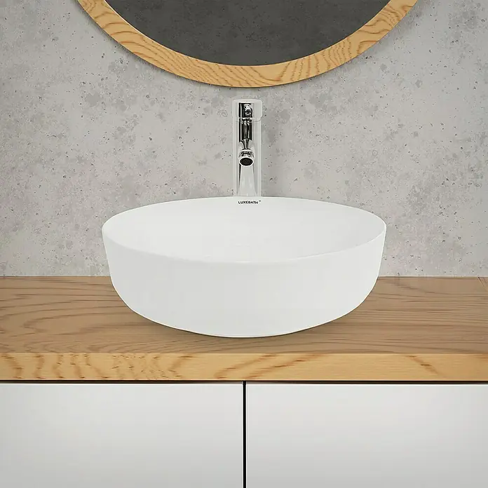 LuxeBath Aufsatzwaschbecken Aufsatzwaschtisch Handwaschbecken Waschschale Rund Spülbecken - Ohne Spezialglasur, Weiß - Elegantes, rundes Aufsatzwaschbecken in Weiß mit Armatur auf einer Holzplatte montiert. Modernes Design für jedes Badezimmer.