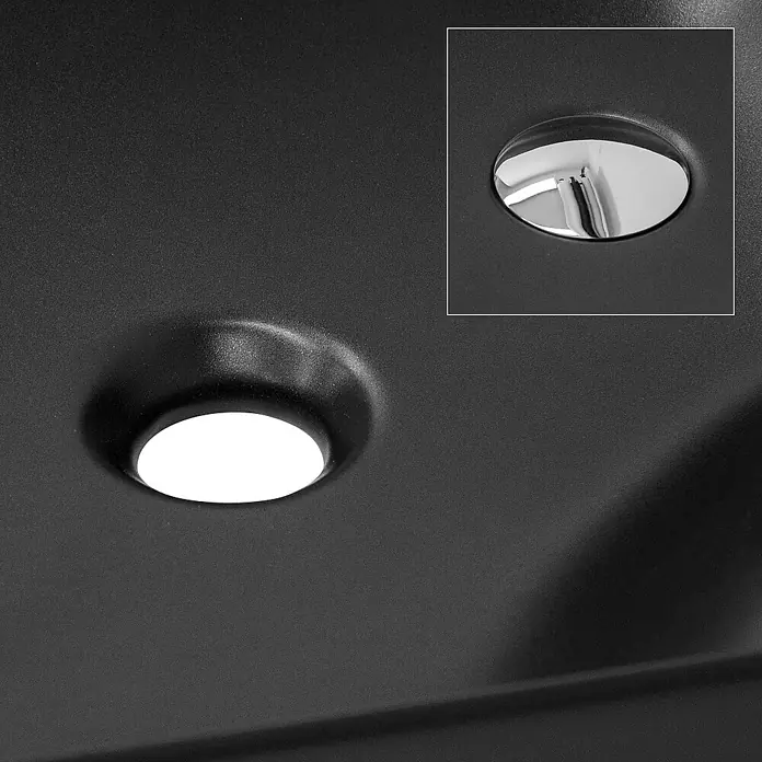 LuxeBath Aufsatzwaschbecken Waschtisch aus Keramik für Badezimmer / Gäste-WC - Ohne Spezialglasur, Schwarz - Nahaufnahme einer modernen schwarzen Badewanne mit integrierter LED-Beleuchtung und Chrom-Detail für ein elegantes Ambiente.