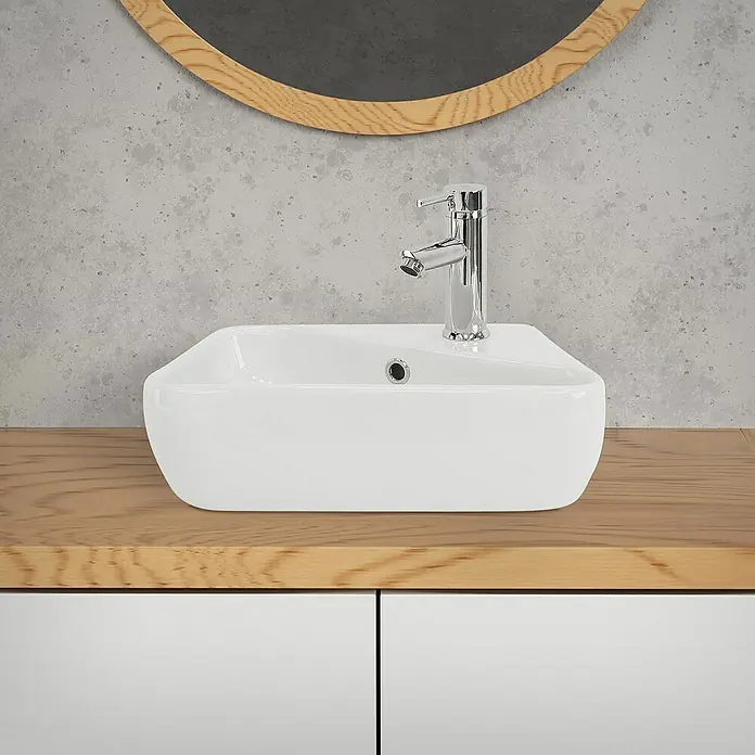 LuxeBath Aufsatzwaschbecken Aufsatzwaschtisch Handwaschbecken Weiß mit Ablaufgarnitur und Überlauf - Ohne Spezialglasur, Weiß, Silber - Ein elegantes, rechteckiges Aufsatzwaschbecken mit Chromarmatur auf einem hellen Holzunterschrank und Spiegel.