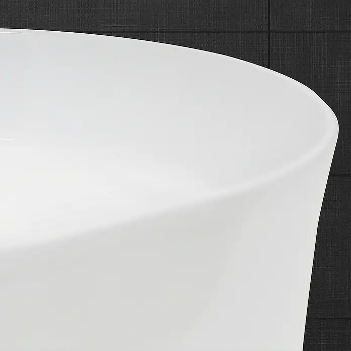 LuxeBath Aufsatzwaschbecken Oval 605x380x125 mm Ablaufgarnitur Weiß - Ohne Spezialglasur, Weiß - Nahaufnahme einer modernen, freistehenden Badewanne mit glatter, weißer Oberfläche und minimalistischem Design vor dunklem Hintergrund.
