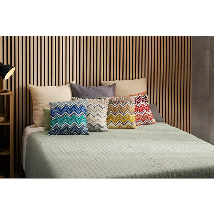 Cojín Zigzag - 45 x 45 cm, Textil, Verde, Cuadrado - Una cama acogedora con cojines decorativos estampados y coloridos, creando un ambiente elegante y atractivo.