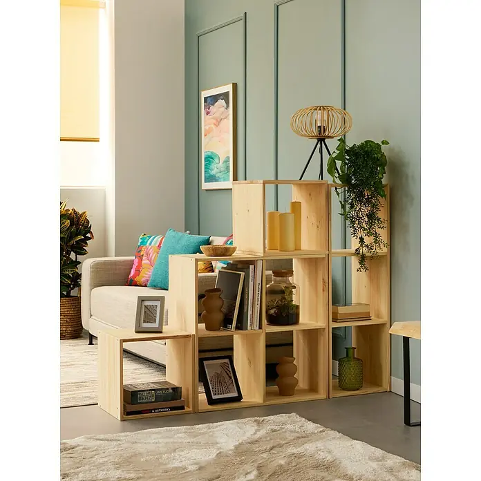 Cojín Madeira - 45 x 45 cm, Poliéster, Turquesa, Cuadrado - Una versátil estantería de madera en forma de escalera con compartimentos para libros, decoraciones y una lámpara, perfecta para soluciones de habitación elegantes.