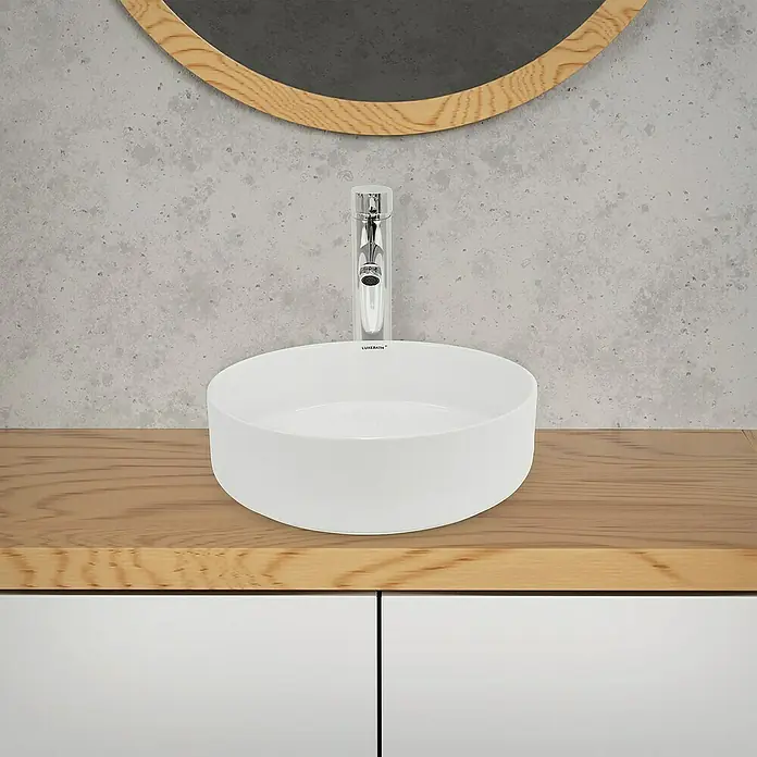 LuxeBath Aufsatzwaschbecken Handwaschbecken Waschplatz Rund für Badezimmer und für Gäste-WC - Ohne Spezialglasur, Weiß - Elegantes Waschbecken-Ensemble mit einer runden weißen Spüle, einer modernen Armatur und einem Holzunterschrank mit Spiegel für ein stilvolles Badezimmer.